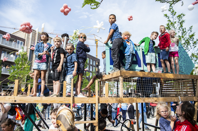 910789 Afbeelding van de openingsdag van Leidsche Rijn Centrum (Brusselplein) te Utrecht.